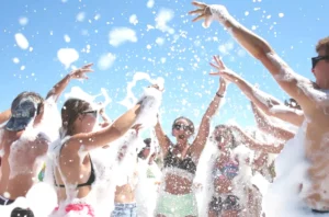 side young crowd party boat_result